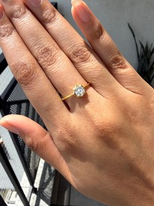 Anillo de lujo con bisel floral de oro amarillo de 18 quilates, diamante de corte redondo de 1.50 quilates cultivado en laboratorio, joyería de compromiso y promesa para parejas. - Product Image 4