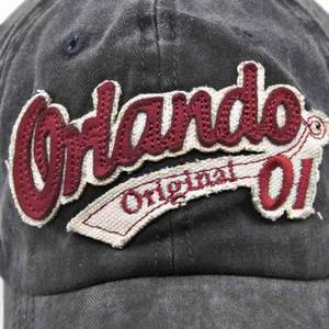 Gorra de béisbol vintage deportiva unisex personalizada con parche tejido en relieve, tela de malla común, efecto desgastado y visera curva - Product Image 3