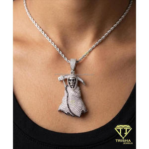 Colgante de plata de ley 925 con diamantes cultivados en laboratorio, diseño personalizado de personaje, en blanco y negro, estilo Iced Out. - Product Image 4