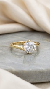 Anillo de Compromiso con Diamante Cultivado en Laboratorio, Corte Redondo, Certificado IGI, 1.50 Quilates, 7.50mm, Color E-F, Claridad VVS-VS, Oro Amarillo de 14K, Anillo Solitario - Product Image 6