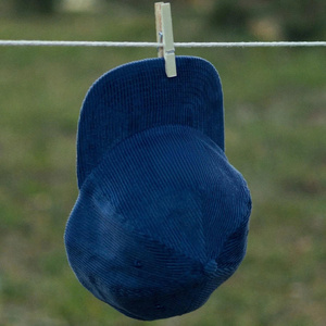 Casquette de baseball unisexe décontractée en coton à 6 panneaux, avec fermeture à sangle en cuir personnalisée, en velours côtelé, à visière plate, style décontracté, non structurée, vente en gros - Product Image 3