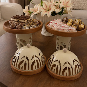 Campana de Metal Premium Hecha a Mano con Base de Madera y Patrón Recortado, Plato para Servir en la Mesa, Decoración Elegante para el Hogar - Product Image 4