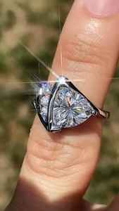 แหวนค็อกเทลเพชรโมอิสซาไนต์ทรงทริลเลียนสุดหรูสำหรับผู้หญิง เงินแท้ 925 ของแท้ ของขวัญงานแต่งงานสำหรับคนรัก - Product Image 2