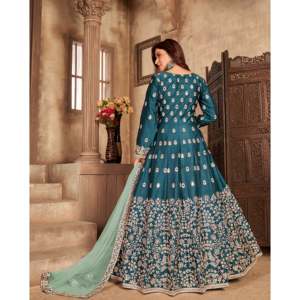Robe de soirée artisanale de créateur avec un bas en satin imprimé floral et des détails en miroir véritable, accompagnée d'un dupatta, idéale pour les occasions spéciales. - Product Image 3