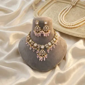 Ensemble collier et boucles d'oreilles style Polki, perles roses plaquées or de luxe, bijoux de mariage indiens traditionnels pour mariée. - Product Image 4
