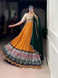 Hermoso vestido de novia con estampado de motivos dorados, lehenga choli y dupatta para fiesta, lehenga que brilla con lujo. - Product Image 4