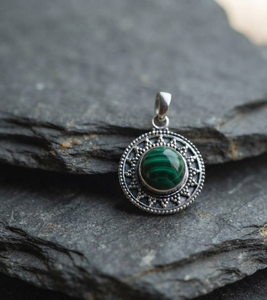 Pendentif en malachite verte naturelle, serti en argent sterling 925, style vintage bohème, fait main, cadeau, or rose et or jaune - Product Image 1