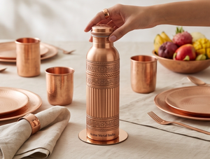 Botella de agua de cobre con diseño artesanal en relieve, elegante y ecológica, perfecta para uso diario, yoga, gimnasio y viajes. - Product Image 1