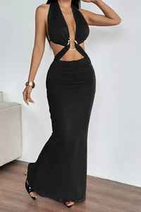 Vestido de noche maxi ajustado con corte halter, escote recortado, anillo metálico frontal, espalda descubierta y fruncido, ideal para fiestas. - Product Image 3