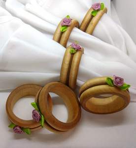 Anillo de servilleta de madera ornamental que realza los detalles finos para una presentación de lujo en la mesa. - Product Image 3