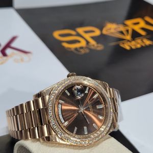 นาฬิกาข้อมือผู้ชายหรูหรา ดีไซน์กลไก ตัวเรือนโรสโกลด์ ประดับคริสตัลและเพชร หน้าปัดสีน้ำตาล ประดับเพชรระยิบระยับ รุ่นลิมิเต็ดอิดิชั่น ETA - Product Image 3