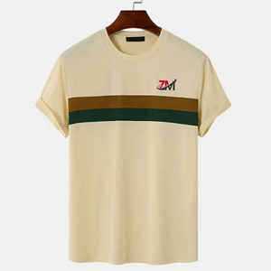 Camiseta de manga corta con cuello redondo para hombre, 100% algodón, corte regular, informal, con ribete a rayas en contraste y logotipo frontal. - Product Image 1