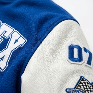 เสื้อแจ็คเก็ตแข่งรถสีน้ำเงินขาวพรีเมียม เสื้อแจ็คเก็ต Letterman แบบกำหนดเองสำหรับมอเตอร์สปอร์ต แขนหนัง สตรีทแวร์ บอมเบอร์ - Product Image 4