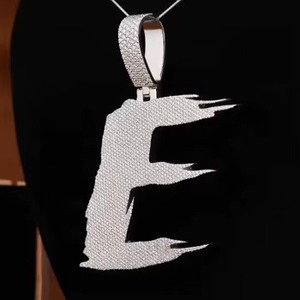 Colgante de Moissanita con Letra E de ZAWO HOUSE, Plata 925, Micro Pavé, Unisex, de Lujo, para Uso Diario - Product Image 6