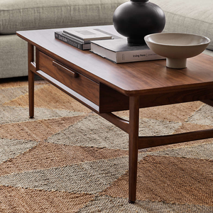 Table basse en teck massif de style mid-century avec tiroir spacieux, design minimaliste en bois à grain naturel et structure robuste - Product Image 6