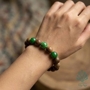 กำไลข้อมือไม้กฤษณาเวียดนามงานฝีมือสไตล์ใหม่ AL-SG.02.10.001 ประดับด้วยลูกปัดปะการังฟอสซิลสีเขียว 3 เม็ด และลูกปัดไม้กฤษณาธรรมชาติ 16 เม็ด สำหรับทุกเพศ - Product Image 3