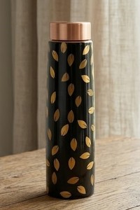 Botella de Agua Negra Moderna con Diseño de Hojas Doradas, Tapa de Cobre, Portátil, para Viajes, Diseño Metálico - Product Image 4