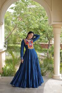 ชุดเดรสยาวแบบ Anarkali สำหรับผู้หญิง ผ้าเรยอนลายชนเผ่า ตกแต่งด้วยงานปักดิ้น Kutchi Gamthi ประดับกระจกและลูกไม้ Kodi บริเวณคอเสื้อ - Product Image 2