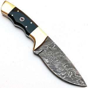 Cuchillo de caza hecho a mano de acero de Damasco con hoja de punta caída, mango negro y detalles dorados. Cuchillos de Damasco con hoja afilada. - Product Image 3