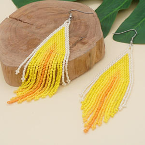 Boucles d'oreilles pendantes longues faites à la main avec perles bordeaux, orange et ivoire, style bohème, pour un look affirmé - Product Image 3