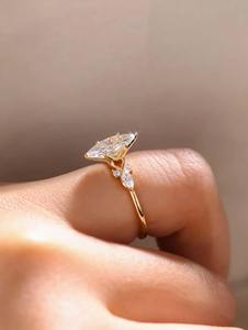 Anillo de Compromiso Exclusivo con Diamante de Laboratorio de Corte Marquesa Único de 2 Quilates, Certificado IGI E VVS2, con Banda de Diamantes a Juego en Oro - Product Image 2