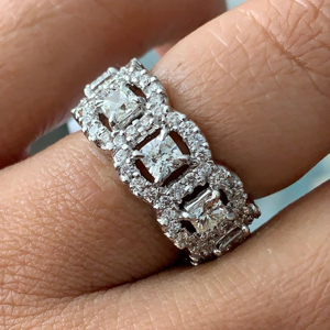 แหวนเพชรทรงปรินเซสคัทแบบ Eternity Band ชุบโรเดียม ประดับเพชรแบบ Pave Setting สำหรับผู้หญิง สไตล์หรูหราสำหรับงานหมั้น รูปทรงเรขาคณิต - Product Image 3