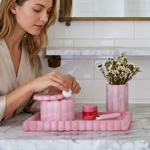Juego de Baño Portátil de Cinco Piezas en Resina Rosa Clásico con Bandeja Rectangular Elegante con Tapa, Contenedor y Florero - Product Image 1