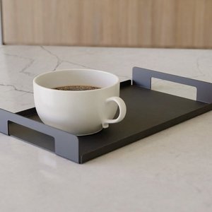 Bandeja de Servir Rectangular de Metal Negra con Bordes Elevados y Asas Recortadas, Bandeja Moderna Minimalista para Café y Desayuno para Mesa - Product Image 6