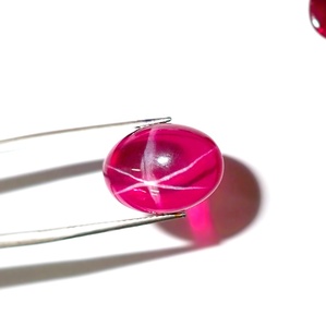 Rubis étoilé transparent ovale 13x18 mm 19,5 carats, cabochon poli créé en laboratoire avec effet étoile à 6 branches pour la fabrication de bijoux - Product Image 1