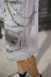 Shorts Bermuda en jean blanc pour homme, taille haute, déchirés, style punk, avec braguette boutonnée et cloutés - Product Image 5