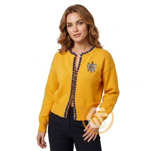 Tresors grecs – Nouveauté : Blouse décontractée pour femme à col en V, boutonnée, en laine/acrylique, avec appliques brodées personnalisées Sigma Gamma Rho, idéale pour l'hiver - Product Image 1
