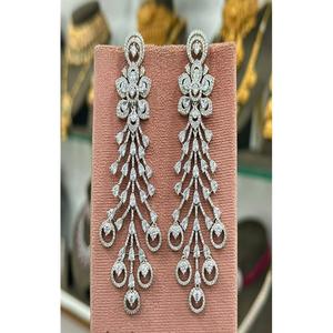 Boucles d'oreilles en zircon CZ de qualité supérieure, plaquées argent, élégantes, pour femmes et filles, pour les tenues du soir, pour les soirées, à la mode - Product Image 1