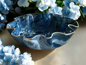 Grand bol décoratif en résine époxy bleue, design géode, fait main, pour servir - Product Image 6