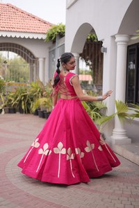 Elegante Conjunto de Lehenga de Seda Romana Completamente Cosido con Bordado Pan Patti Gota y Top de Encaje con Espejos de Diseño - Product Image 6