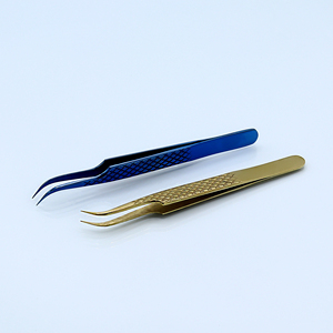 Pinces à extensions de cils Precision Grip Gold & Rainbow, en acier inoxydable de qualité supérieure, avec pointes nano, personnalisables avec logo. - Product Image 1
