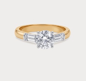 Anillo de Compromiso Solitario con Diamante Cultivado en Laboratorio de Corte Pera de 4.40CT en Oro Amarillo de 14K, Anillo Moderno con Diseño Bypass, Joyería Fina Personalizada - Product Image 1