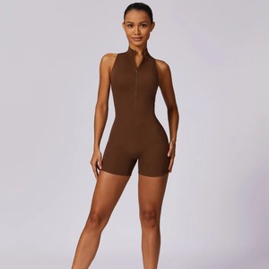 Conjunto de mono corto de yoga para mujer, de una pieza, con espalda descubierta, fruncido en la cintura, cremallera, suave y sólido, ropa deportiva para fitness y entrenamiento - Product Image 2