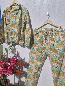 Ensemble pyjama en coton imprimé Safari Wildcat Fusion pour femme, chemise à manches longues et pantalon, ensemble de luxe avec pochette - Product Image 4