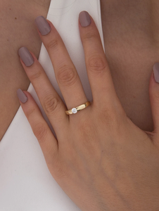 Anillo Solitario Moderno con Bisel Inspirado en un Bisel de Reloj, Corte Brillante, para Uso Diario, con Diamante Cultivado en Laboratorio, Banda Minimalista Chapada en Oro de 10k/14k/18k - Product Image 5