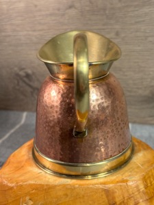 Pichet vintage en cuivre martelé avec garniture et poignée en laiton pour boissons - Product Image 4