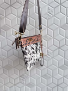 Bolso de mano unisex de cuero metálico estilo occidental con estampado animal, hecho a mano, con cierre de cremallera, ligero, color personalizable, para compras. - Product Image 3