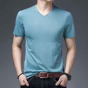 T-shirts personnalisés de luxe à col en V pour hommes, vente en gros de t-shirts à col en V, t-shirt pour hommes de haute qualité personnalisé, col en V profond 240g - Product Image 3