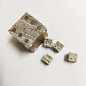 Ensemble de dés en marbre de qualité supérieure avec boîte de rangement, dés en marbre blanc avec étui en bois pour les collectionneurs de jeux de table et les cadeaux de luxe - Product Image 4