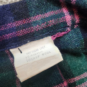 Kilt escocés de mujer, plisado, de lana, con diseño de tartán antiguo Baird, en azul, verde y rosa, con correa de cuero y hebilla. - Product Image 4