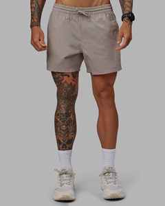 Shorts en polyester tissé gris uni personnalisés pour hommes, séchage rapide, taille mi-haute, cordon de serrage, style décontracté avec poches, vente en gros OEM - Product Image 5