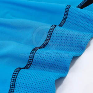 Tenue de football fabriquée en tissu respirant conçu pour garder les joueurs au frais et au sec pendant les matchs de football intenses - Product Image 4