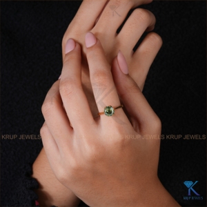 แหวนหมั้นเพชรเม็ดเดี่ยวทรงตัดแบบโปรตุเกส สีเขียว ผลิตในห้องปฏิบัติการ ตัวเรือนทองคำแท้สีเหลือง ดีไซน์ทรงดอกทิวลิป เครื่องประดับชั้นดีสำหรับผู้หญิง - Product Image 5