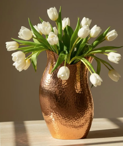 Vase en métal artisanal élégant avec une finition lisse et une forme classique, parfait pour les intérieurs de luxe et la décoration moderne élégante. - Product Image 1