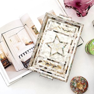 Bandeja rectangular moderna con incrustaciones de nácar, diseño geométrico de mosaico y centro en forma de estrella para decoración del hogar. - Product Image 1