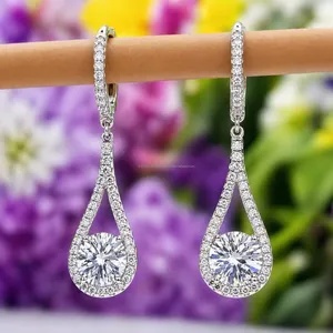 Pendientes de Diamantes Cultivados en Laboratorio con Corte Redondo y Piedras Laterales en Oro Blanco, Pendientes de Lujo para Mujer, Regalo de Aniversario de Bodas - Product Image 2